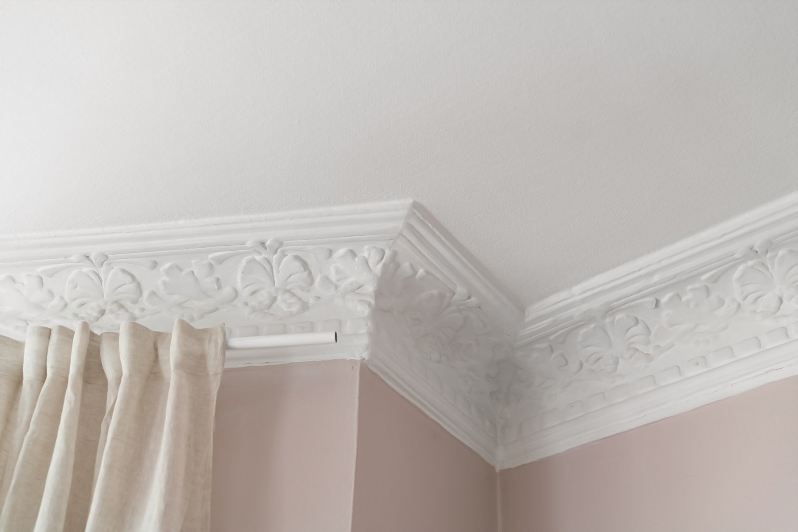 Også på soverommet finner du stukkatur og rosett i himling Galleribilde