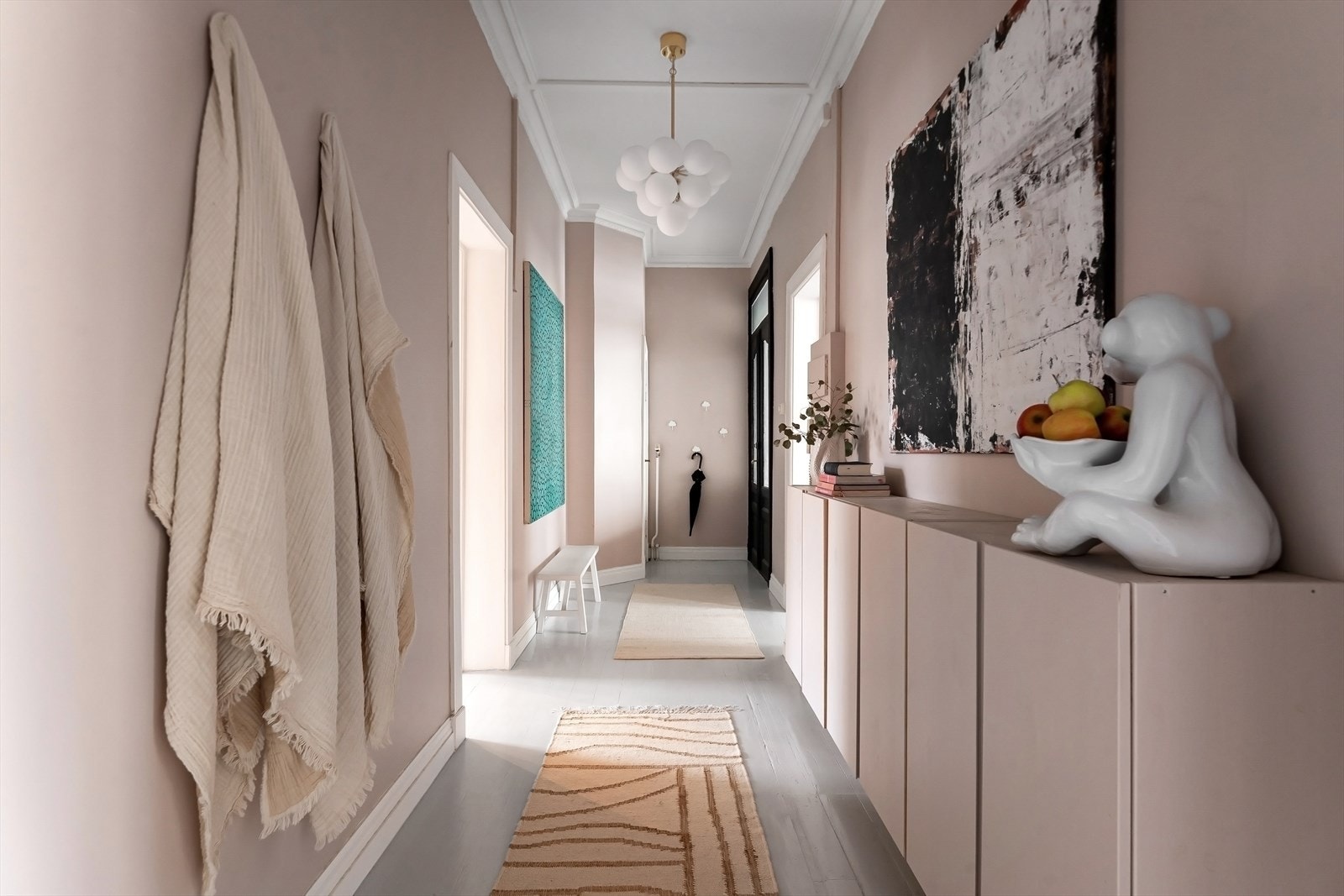 Det er god plass til å henge fra seg yttertøy og sette fra seg sko Galleribilde