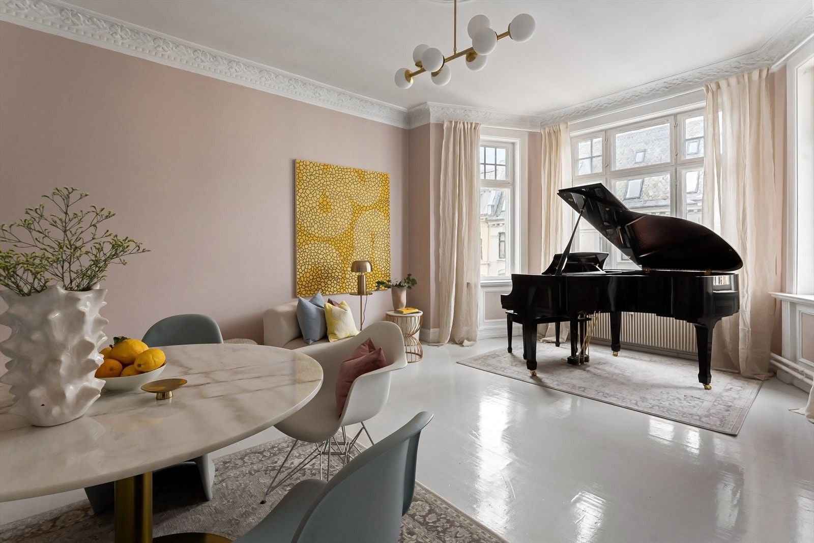 Leiligheten har klassiske detaljer som stukkaturer og rosetter i flere rom Galleribilde