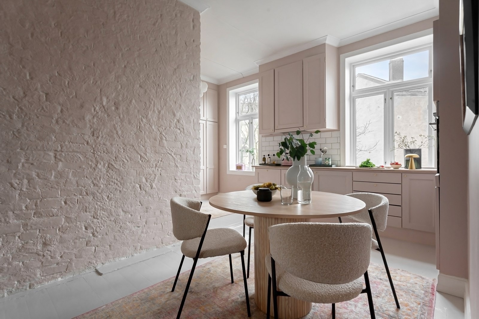 Kjøkkenet ble i 2022 malt i en nydelig fargetone Galleribilde