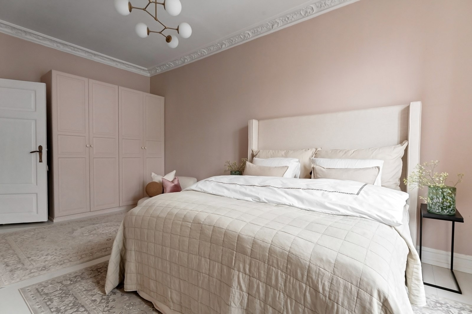 Soverommet har godt med garderobeskap. Garderobeskapene medfølger handelen Galleribilde