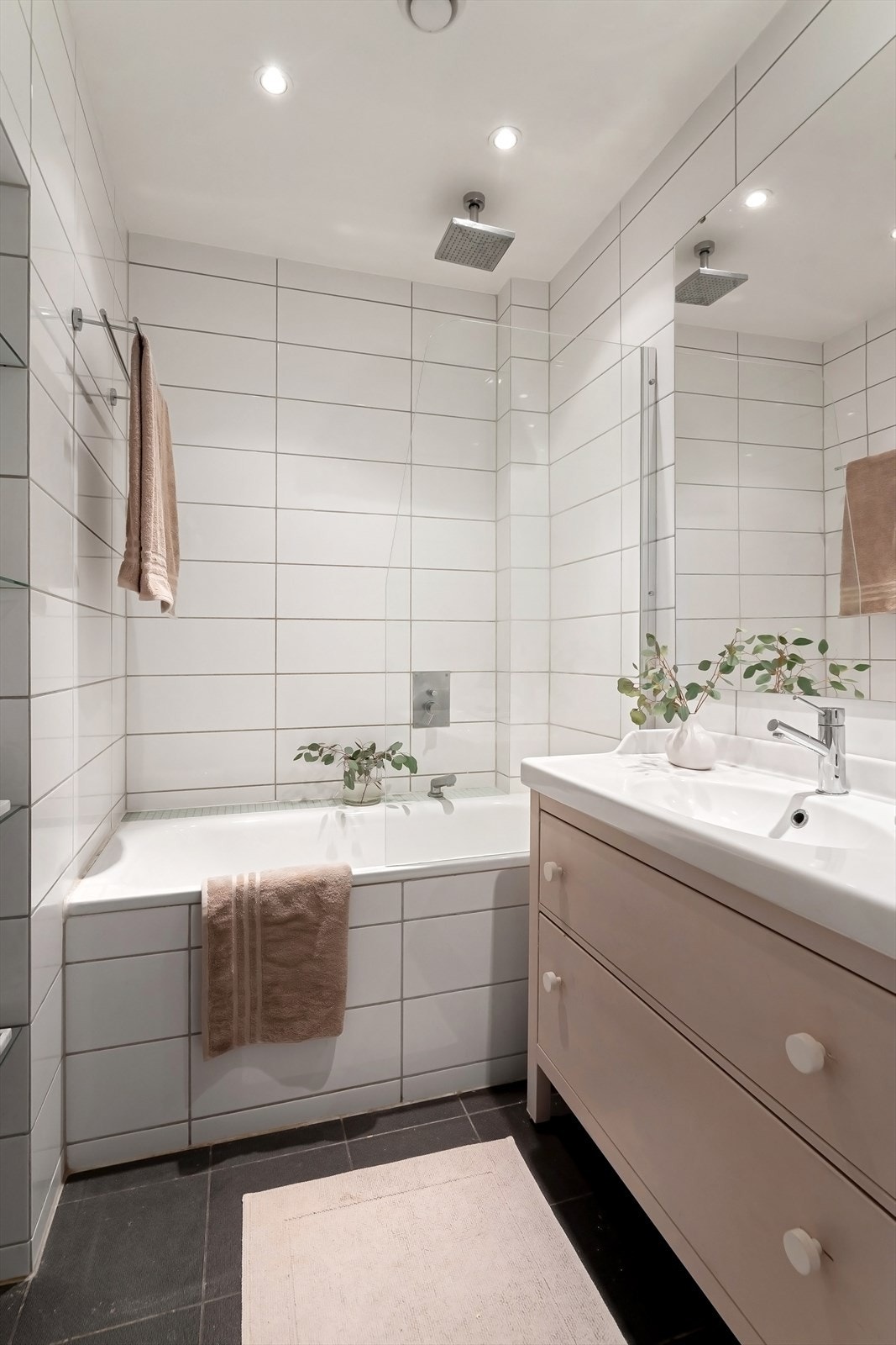 Det er varme i gulv og downlights i himling Galleribilde