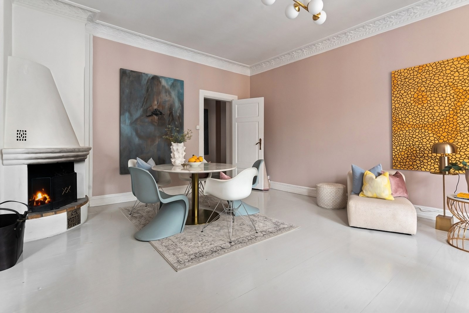 Leilighetens originale detaljer som blant annet lister og dører, er bevart og godt vedlikeholdt Galleribilde