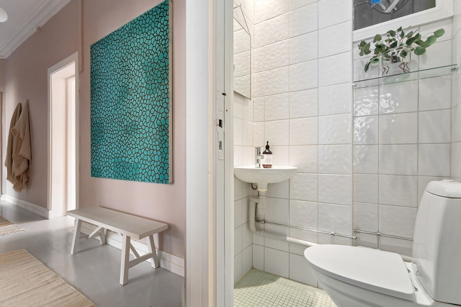 Gang med adkomst til separat toalettrom Galleribilde