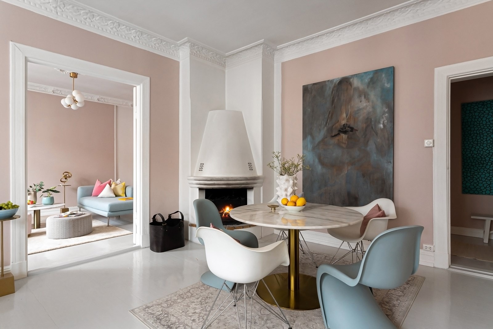 I 2022 ble alle gulv, tak, vinduer, vegger, dører og lister malt i duse og pene fargetoner Galleribilde