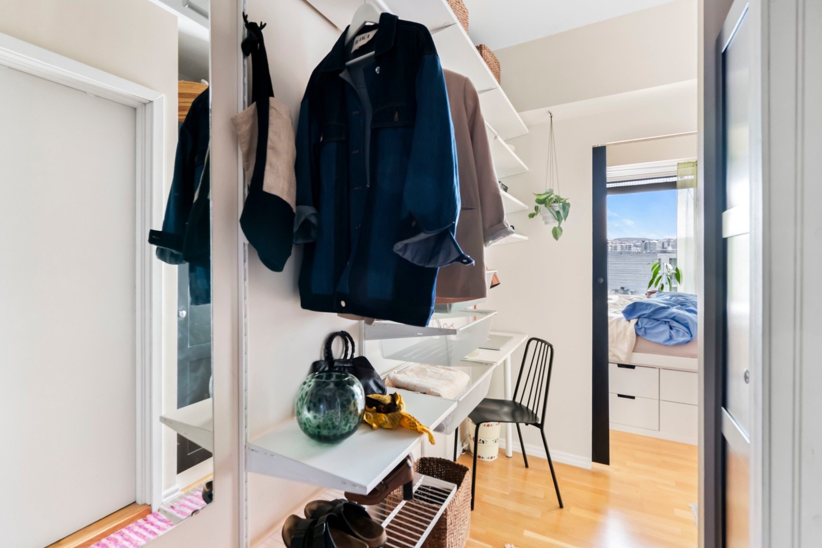 Det er montert en garderobe inn mot vegg hvor det er mulighet for yttligere oppbevaring av sko og yttertøy. Galleribilde