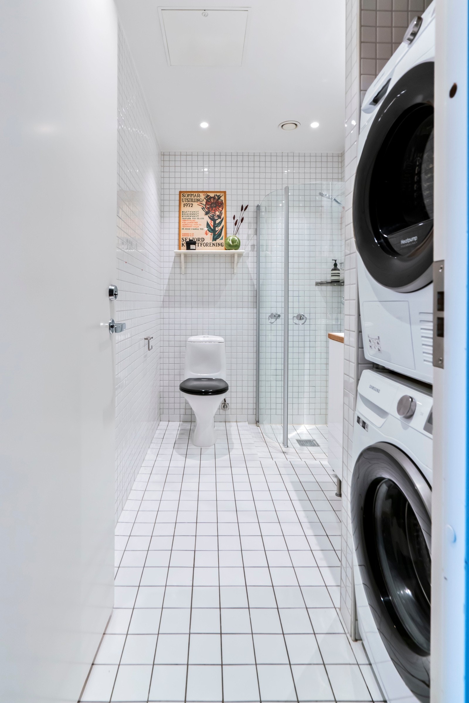 Badet er innredet med servant med underskap, nedsenket dusjhjørne og gulvstående toalett. Galleribilde