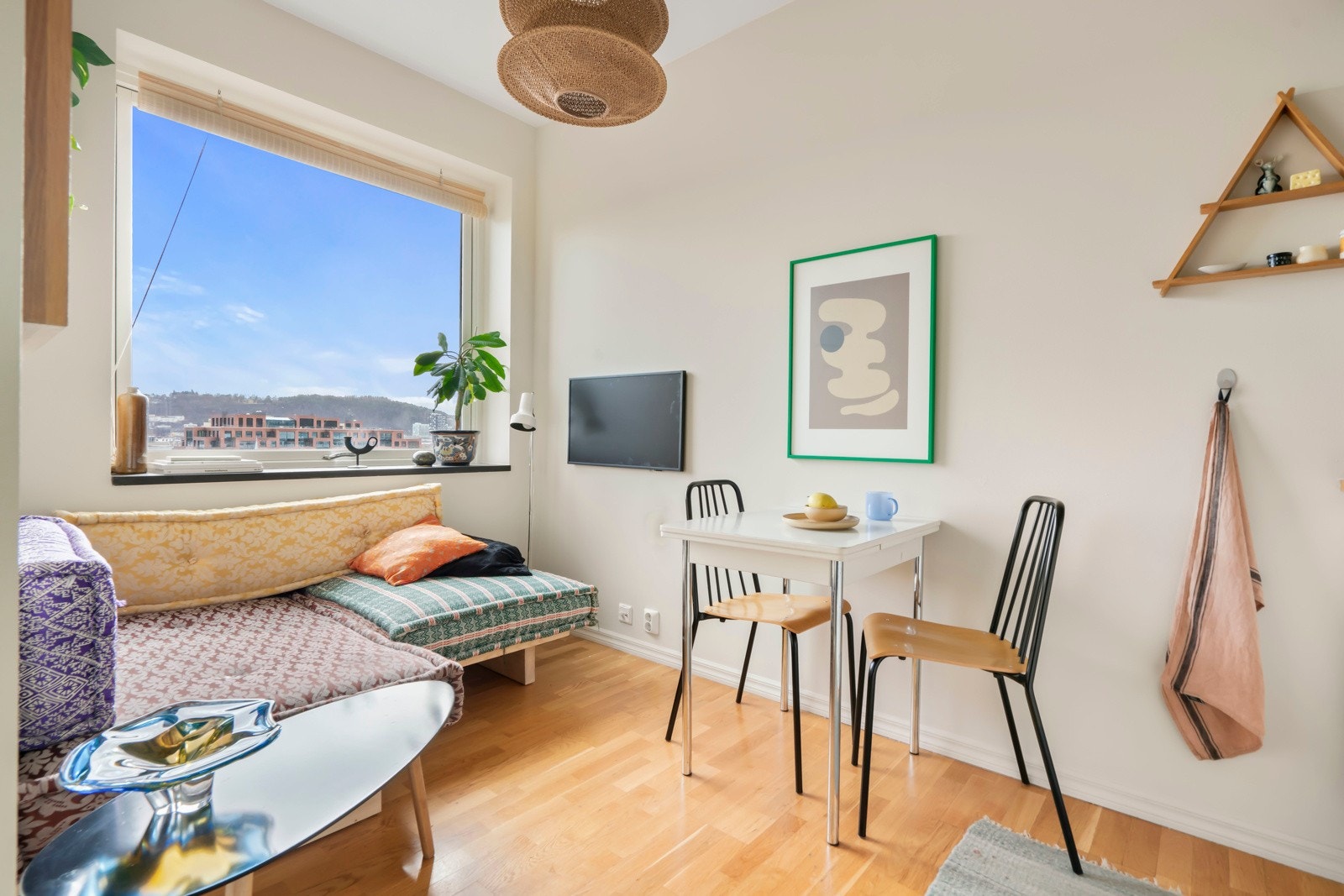 Rommet gir en sosial atmosfære, perfekt for å kombinere matlaging med hyggelige sammenkomster Galleribilde