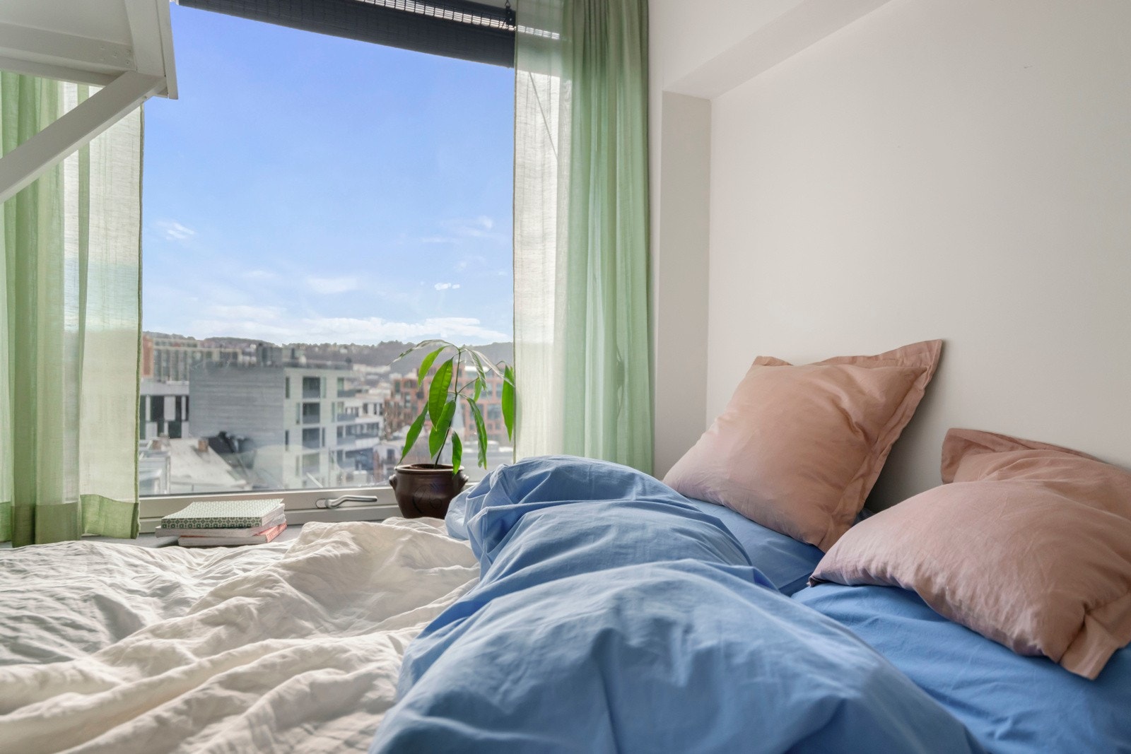 Det er gode lysforhold som gjør at alkoven oppleves lys og romslig. Galleribilde