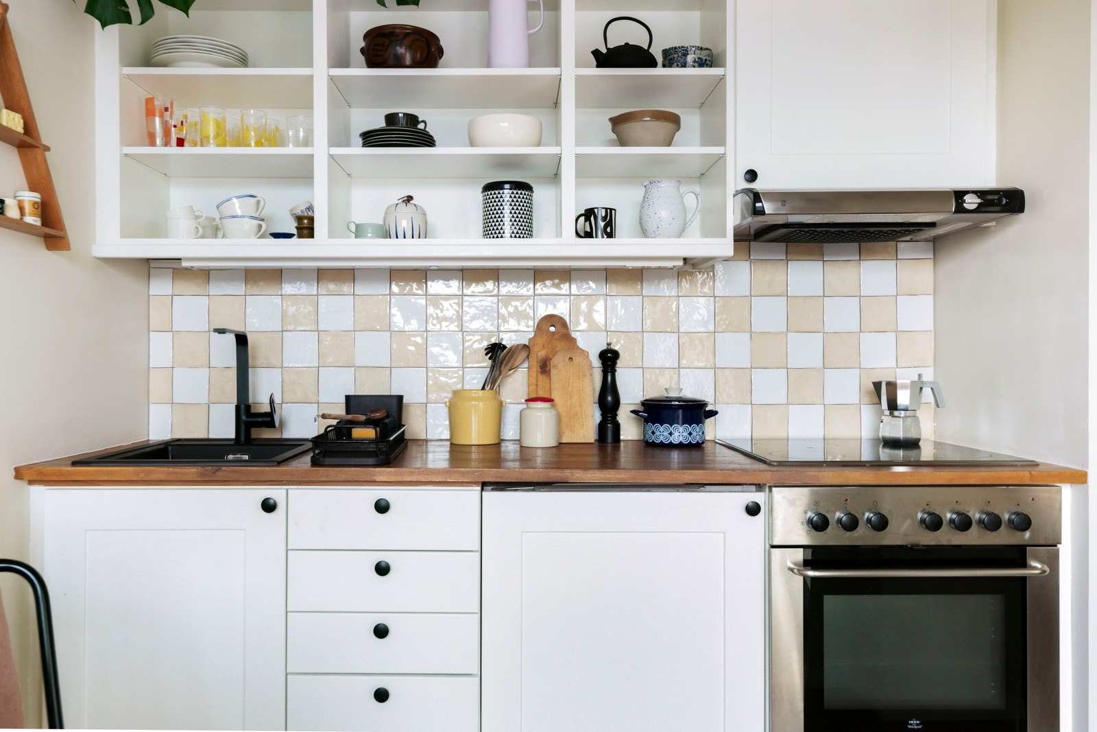 Kjøkkenet har gode oppbevaringsmuligheter i overskap og skuffer. Det er montert oppvaskmaskin under benkeplate. Galleribilde