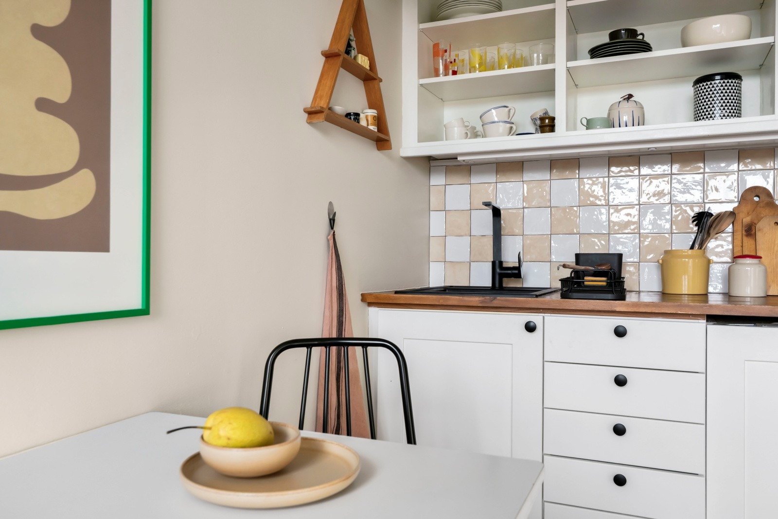 Det er plass til en liten spisegruppe ved kjøkkenet. Galleribilde