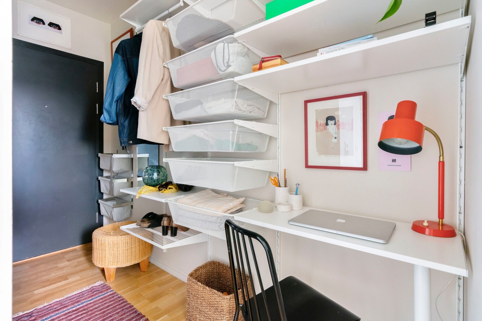 Boligen gir et innbydende førsteinntrykk med en entré som gir mulighet for oppbevaring. Galleribilde