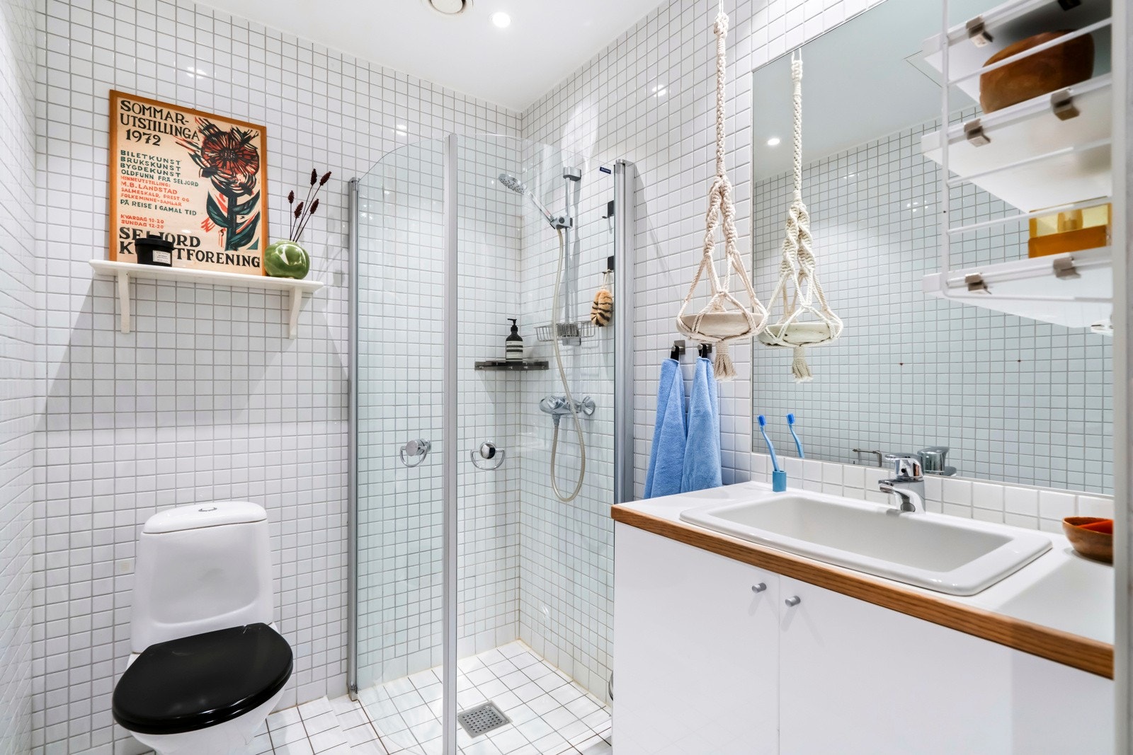 Delikat og stilrent baderom som ble oppgradert i 2005 i regi av borettslaget. Galleribilde