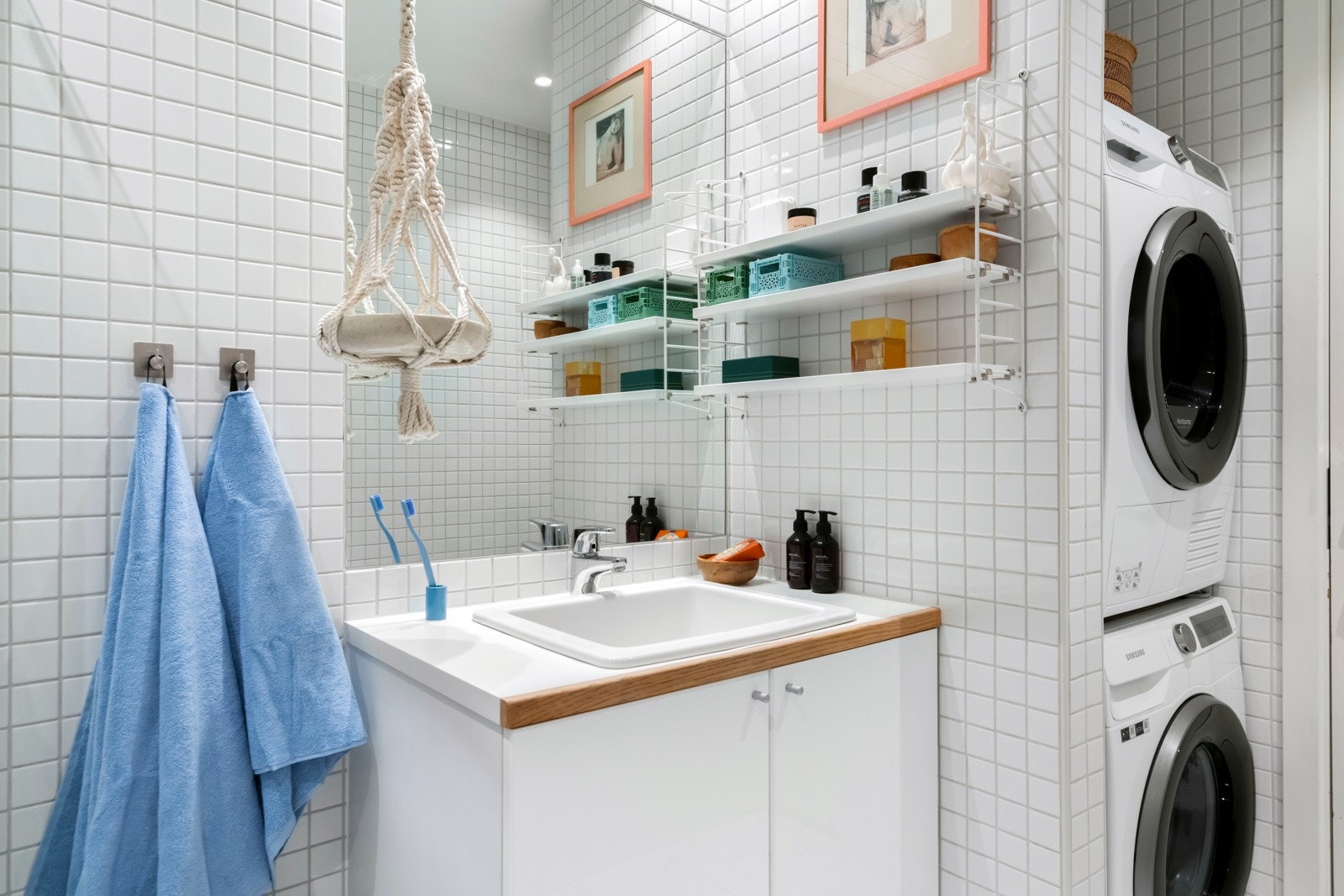 Baderommet er utstyrt med en praktisk nisje som har opplegg for vaske- og tørkemaskin Galleribilde