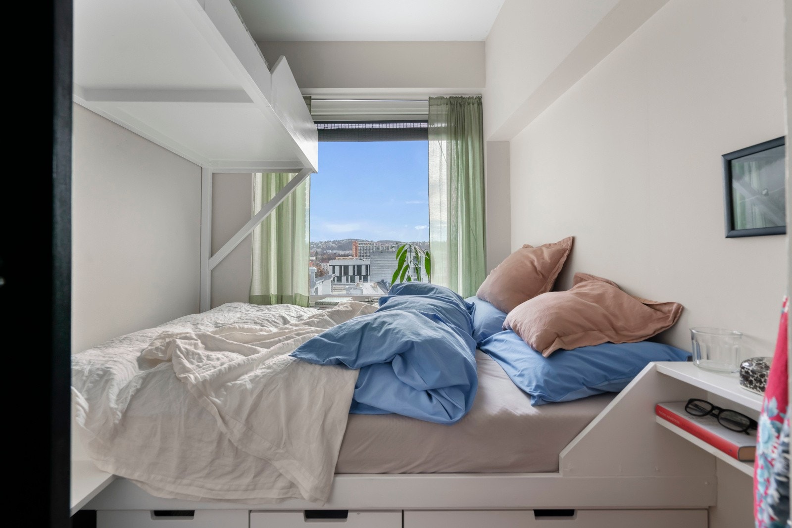 Det er mulighet for oppbevaring under sengen i skuffeseksjon. Galleribilde