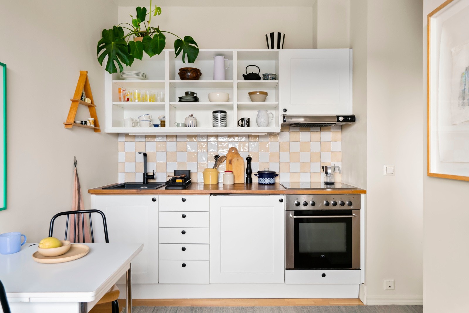 I 2023 har kjøkkenet blitt overflateoppusset med ny benkeplate, nymalte fronter og ny veggplate. Galleribilde