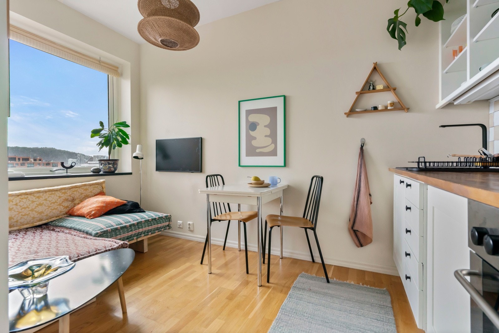 Boligen har en funksjonell løsning med stue og kjøkken i ett. Her kan man enkelt innrede med enten en spisegruppe og en sofagruppe. Galleribilde