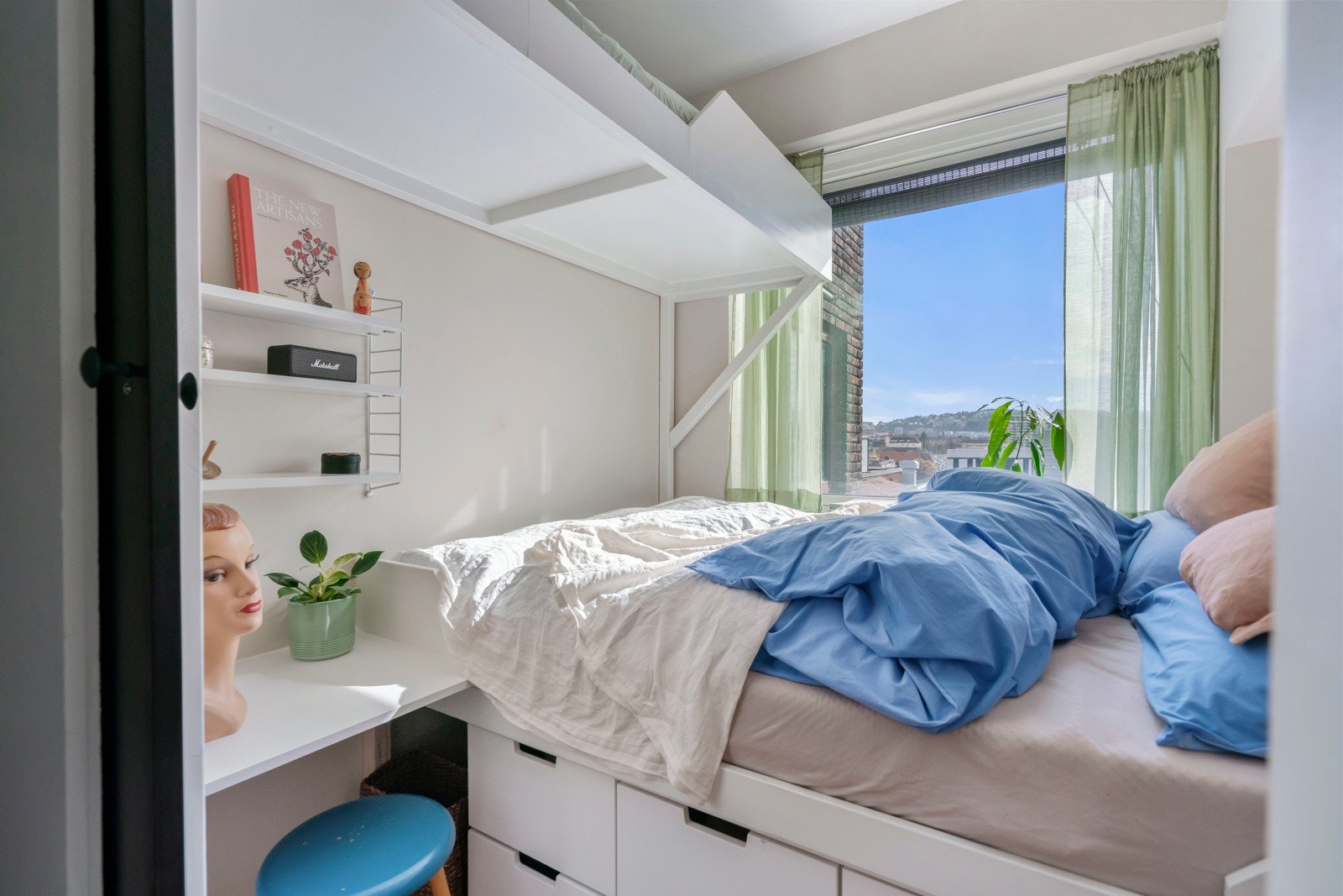 Leiligheten har en egen sone som er adskilt fra resten av boligen med en alkove Galleribilde