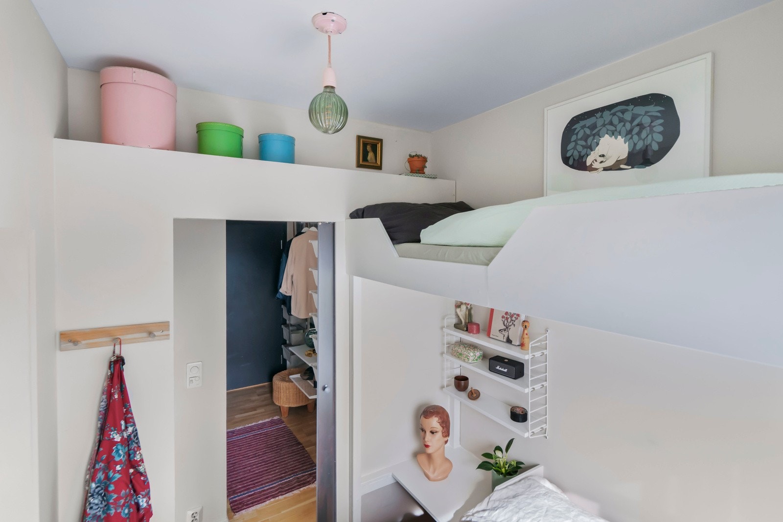 I alkoven er det optimaliserte løsninger for oppbevaring. Galleribilde