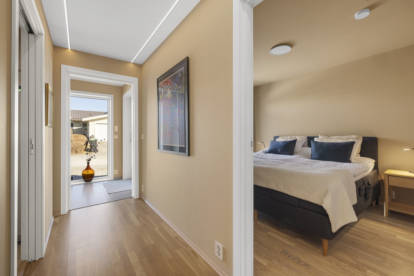 Hovedsoverom ligger i boligens 1.etasje med inngang fra hall Galleribilde