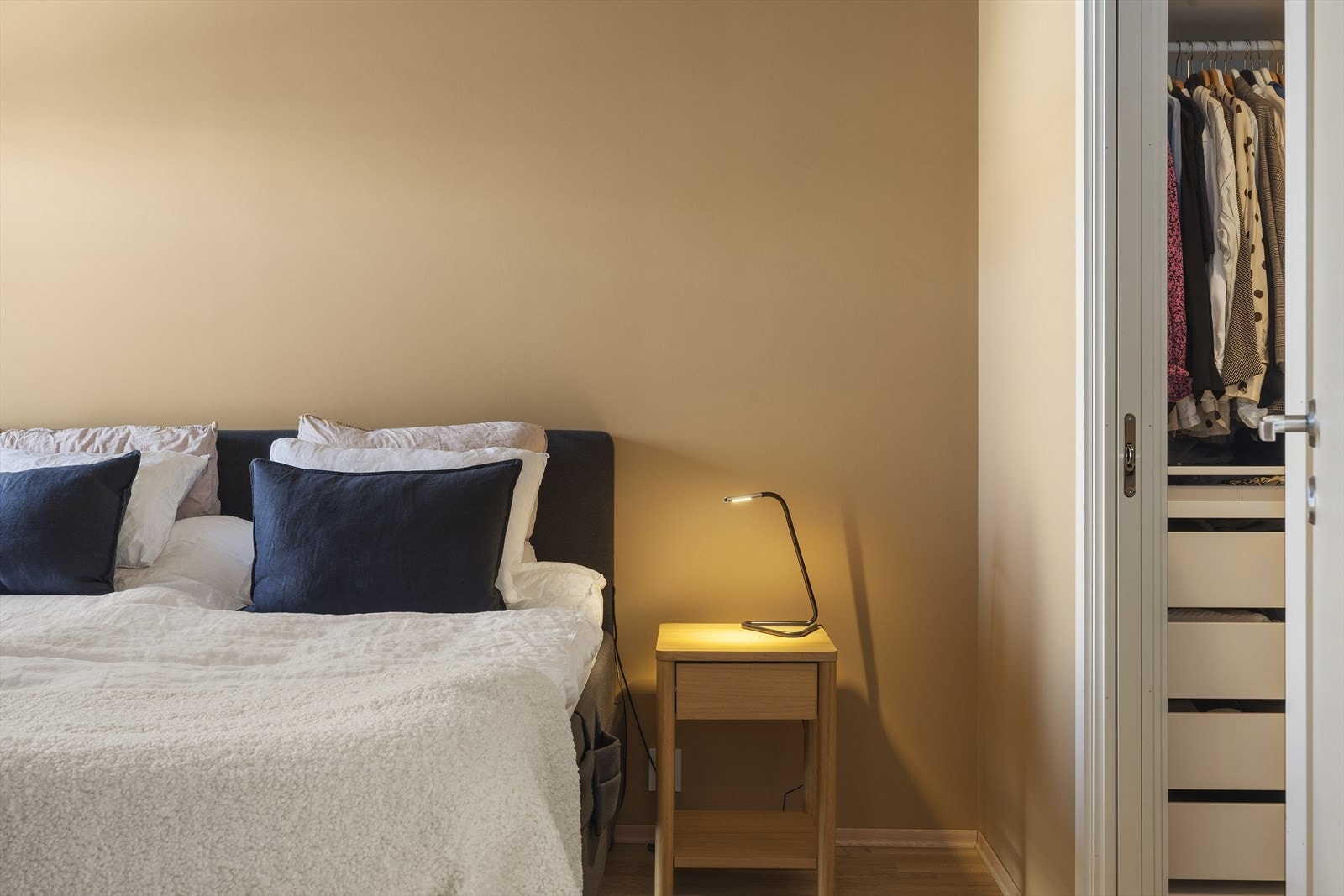 Fra hovedsoverom er det inngang til garderoberom Galleribilde