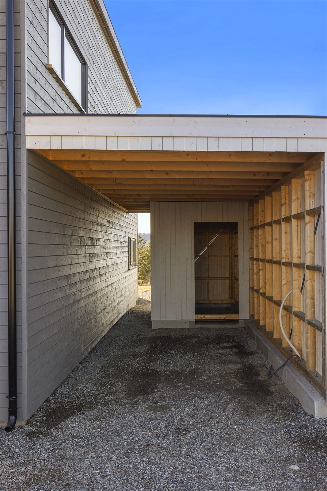 Carport med inngang til bod Galleribilde