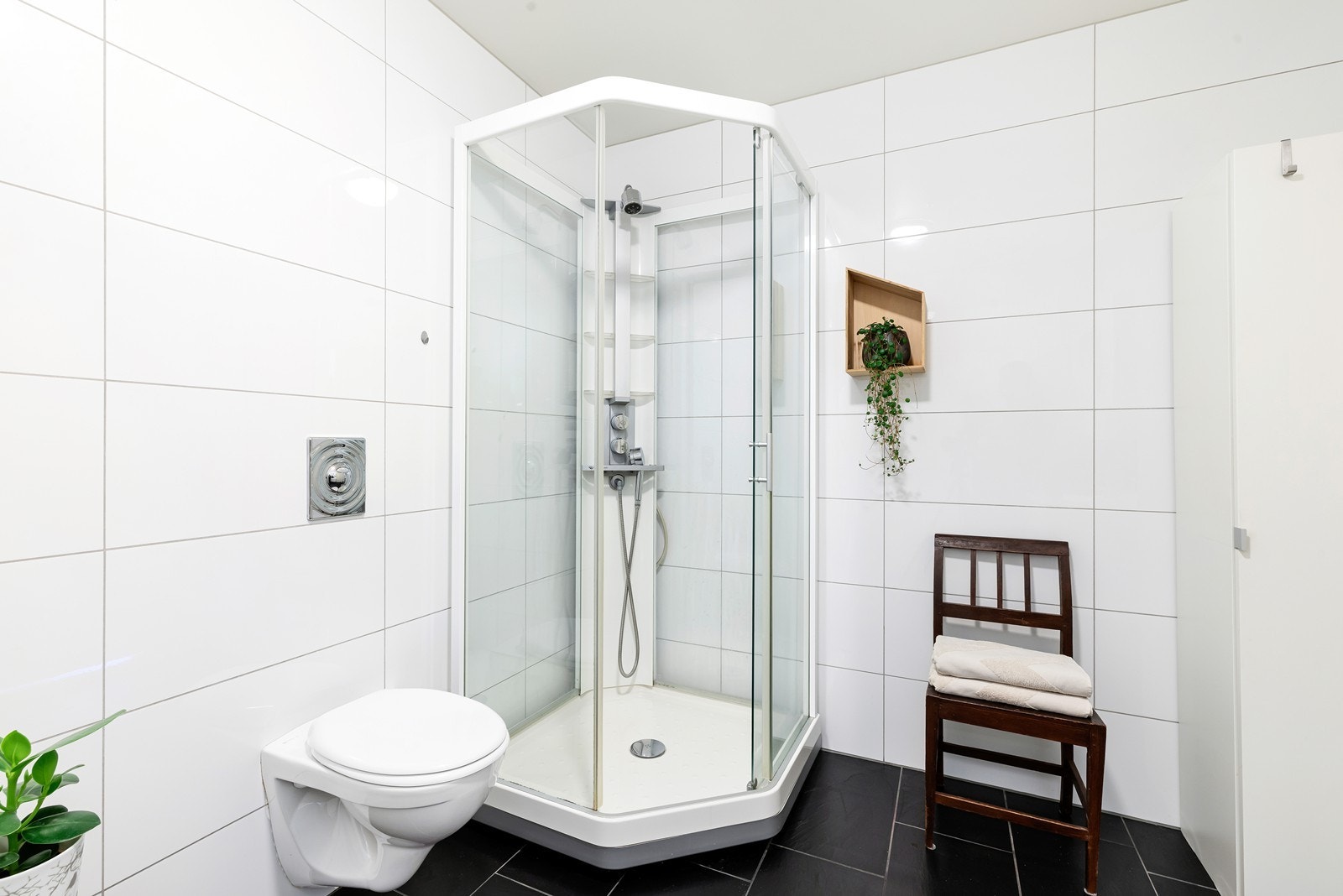 Pent flislagt bad med varmekabler i gulv Galleribilde