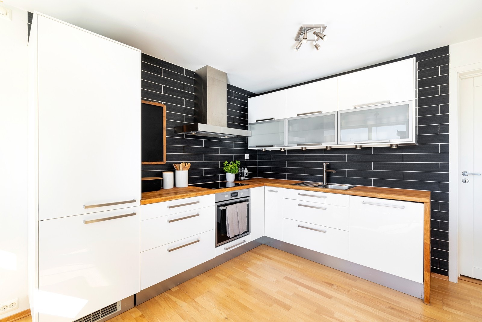 Pent IKEA kjøkken med integrerte hvitevarer Galleribilde