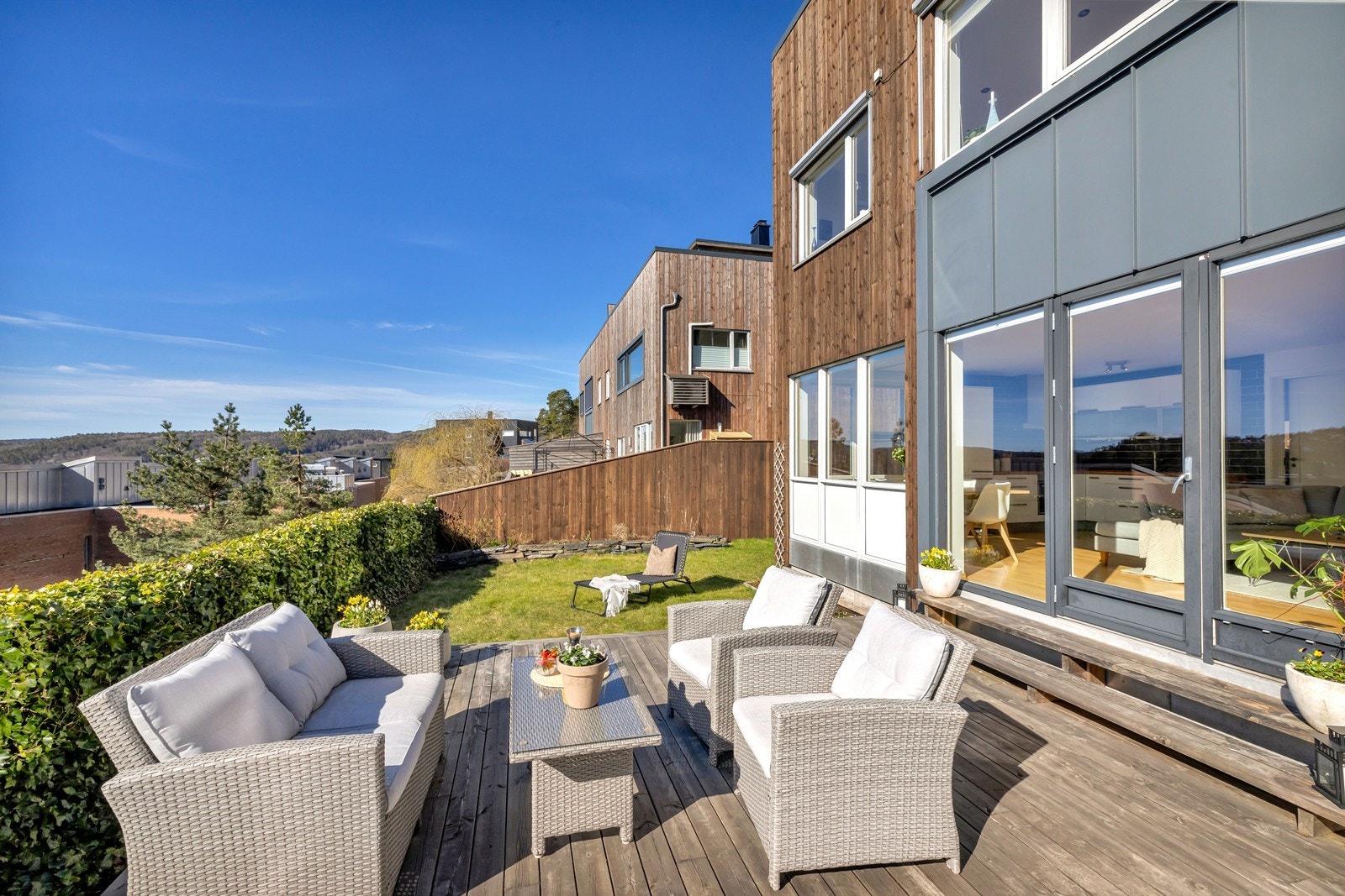 Flott solrik platting/hage. Det er vedtektsfestet at seksjon 1 og 2 har primær bruksrett og ansvar for utvendig område som er naturlig foran seksjonen. Galleribilde