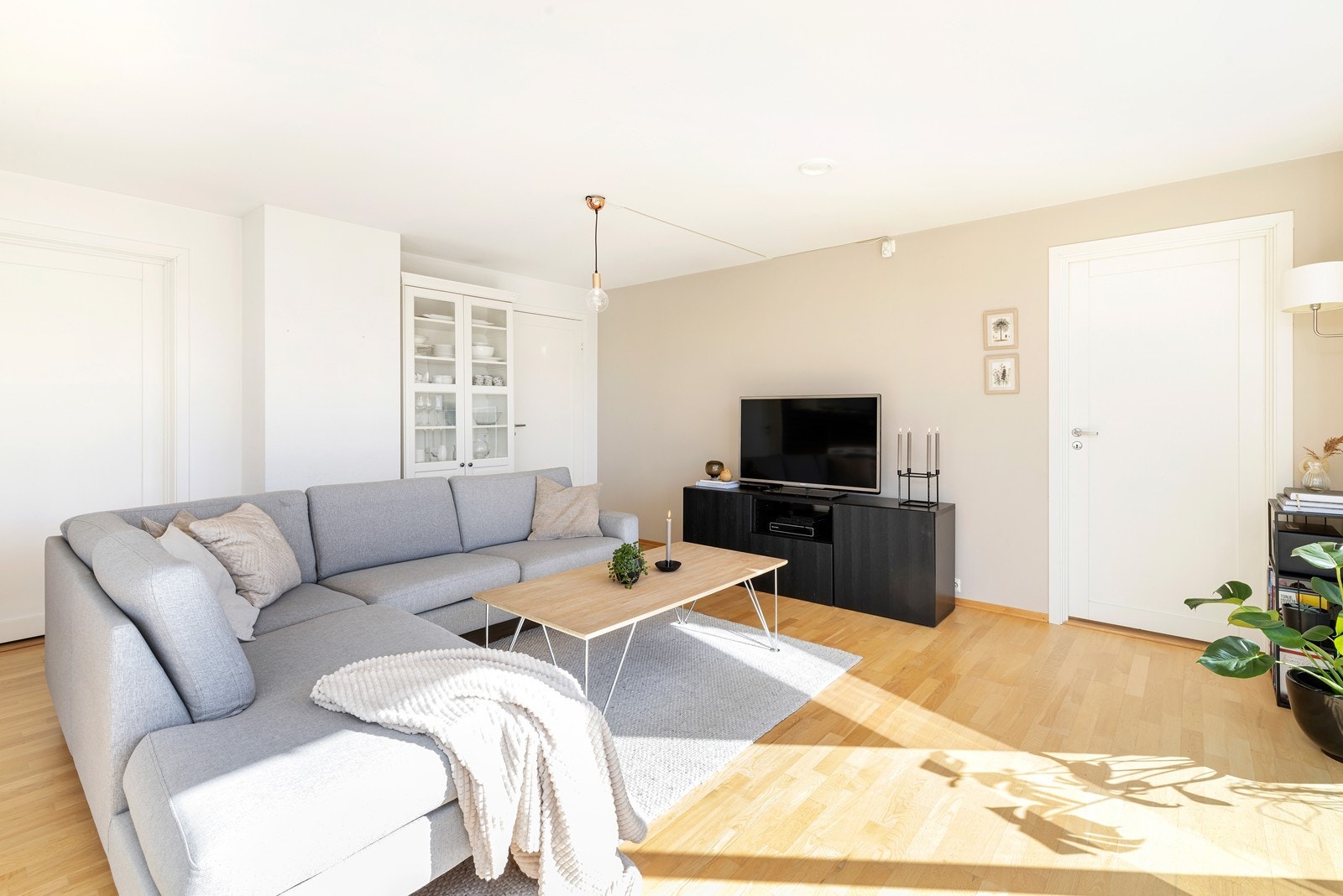 Stue med god plass til sofagruppe Galleribilde