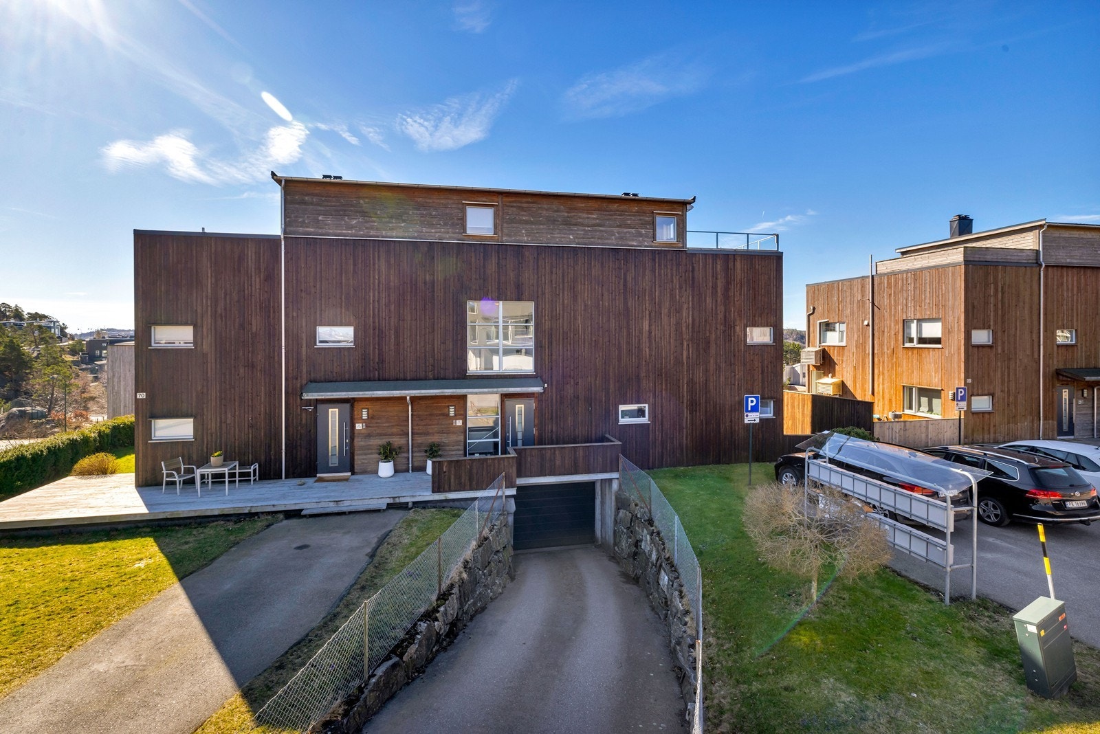 Fasade. Varmekabler i bakke ned til garasje. Galleribilde