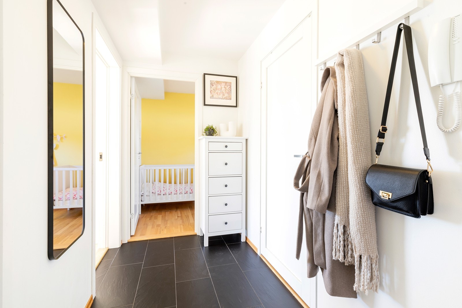 Flislagt gang entré Galleribilde