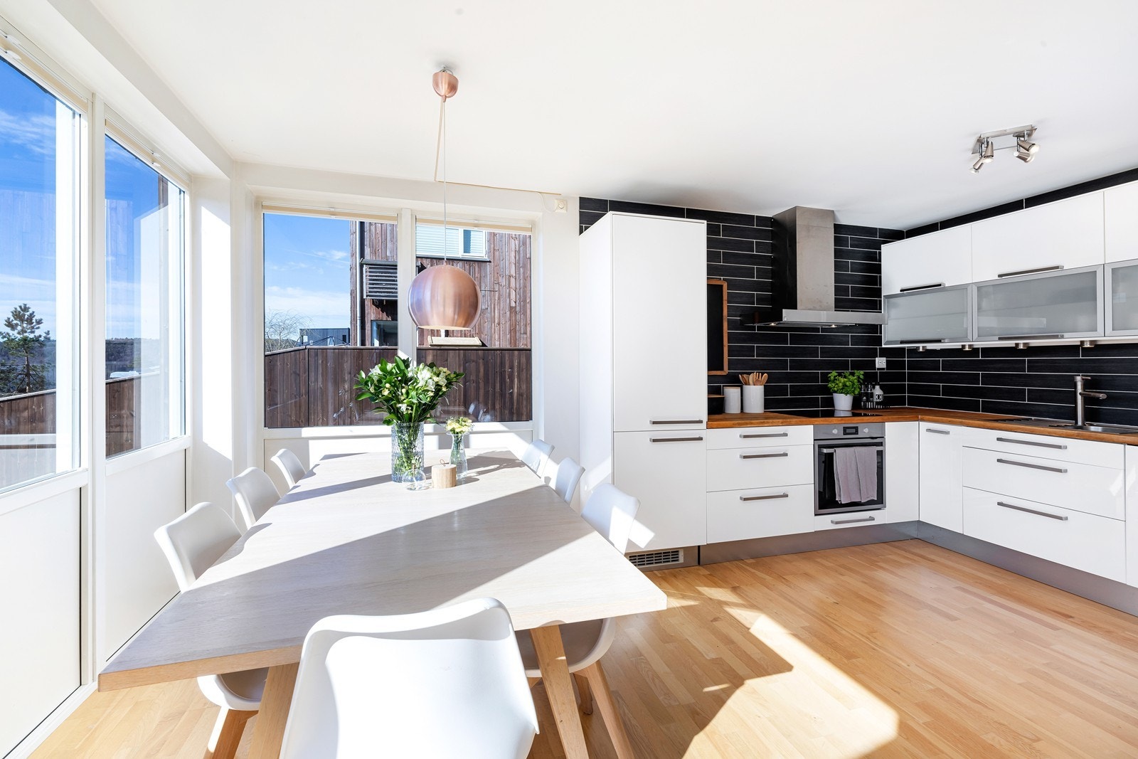 Plass til spisebord mellom stue/kjøkken Galleribilde