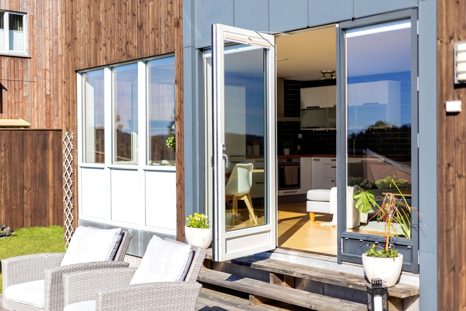 Utgang til platting/hage fra stue Galleribilde