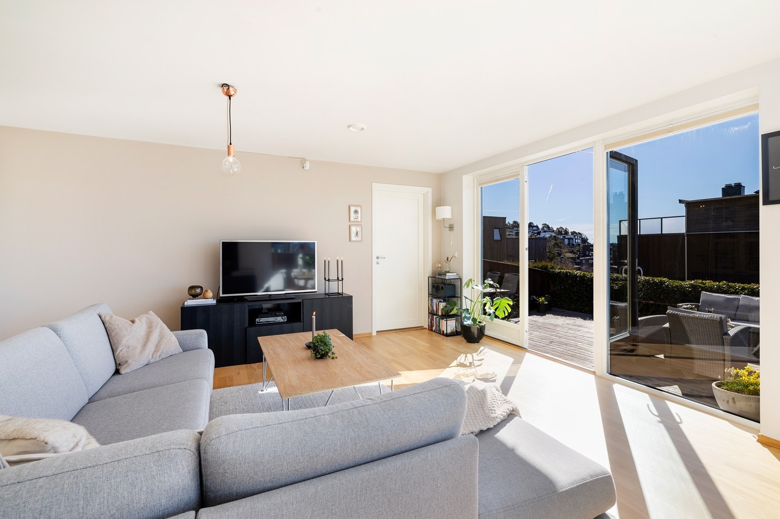 Utgang til uteområde fra stue Galleribilde