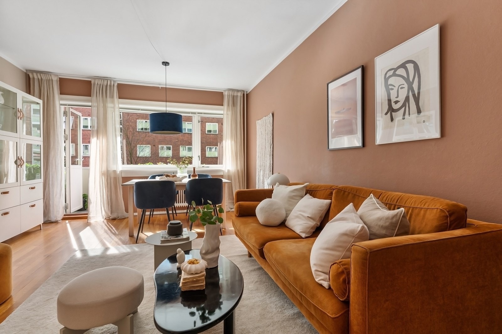 Stuen har store og flotte vindusflater som slipper inn godt med lys Galleribilde