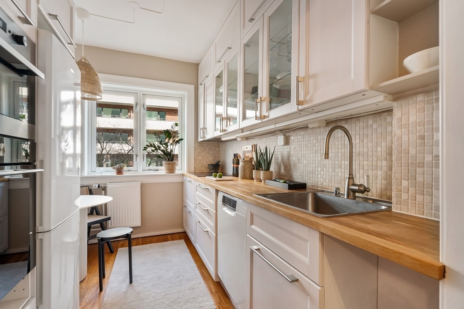 Separat kjøkken med god skap- og benkeplass Galleribilde