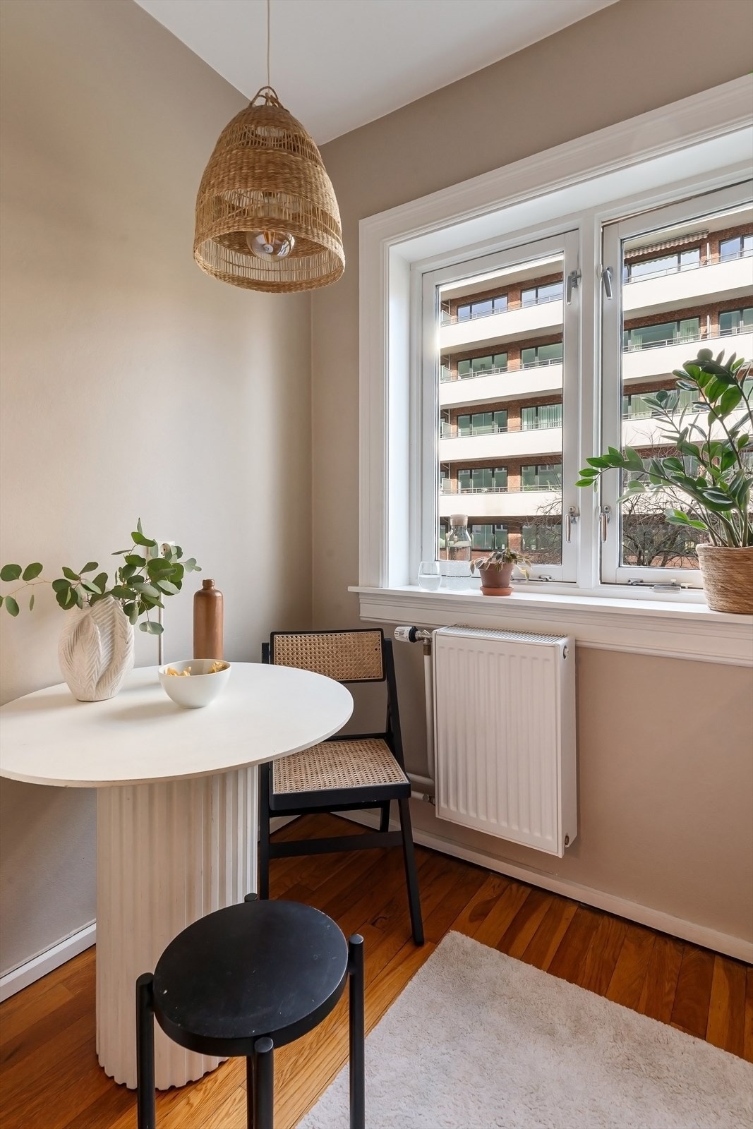 Det er plass til en liten sittegruppe ved vinduet Galleribilde