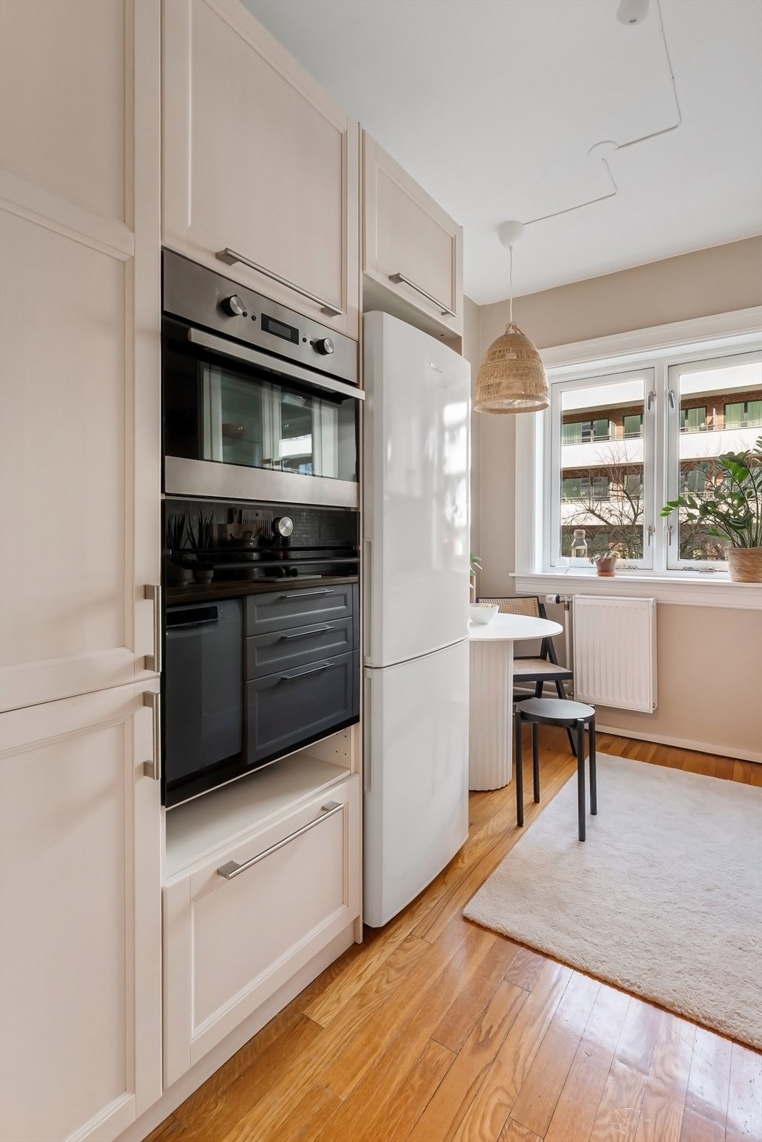 Stekeovn med dampfunksjon, mikrobølgeovn og platetopp er integrert i innredningen. Alle hvitevarene medfølger handelen Galleribilde