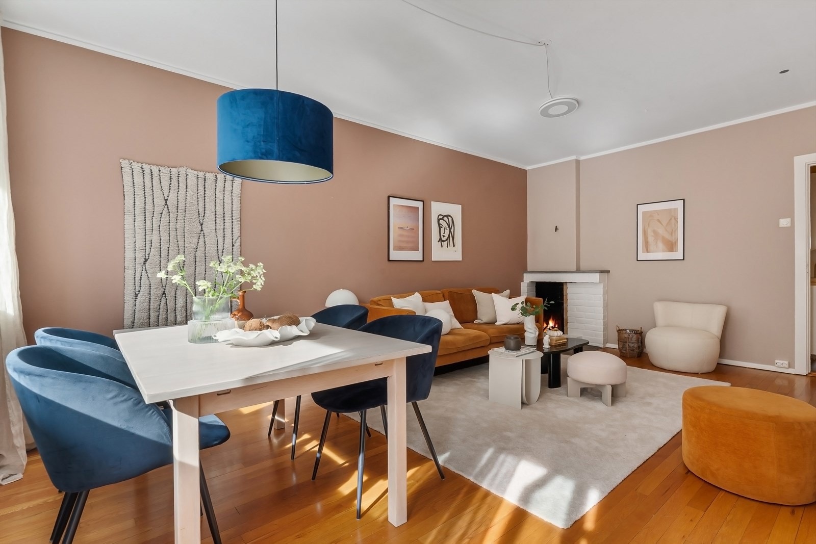 Leiligheten er gjennomgående med lys fra begge sider Galleribilde