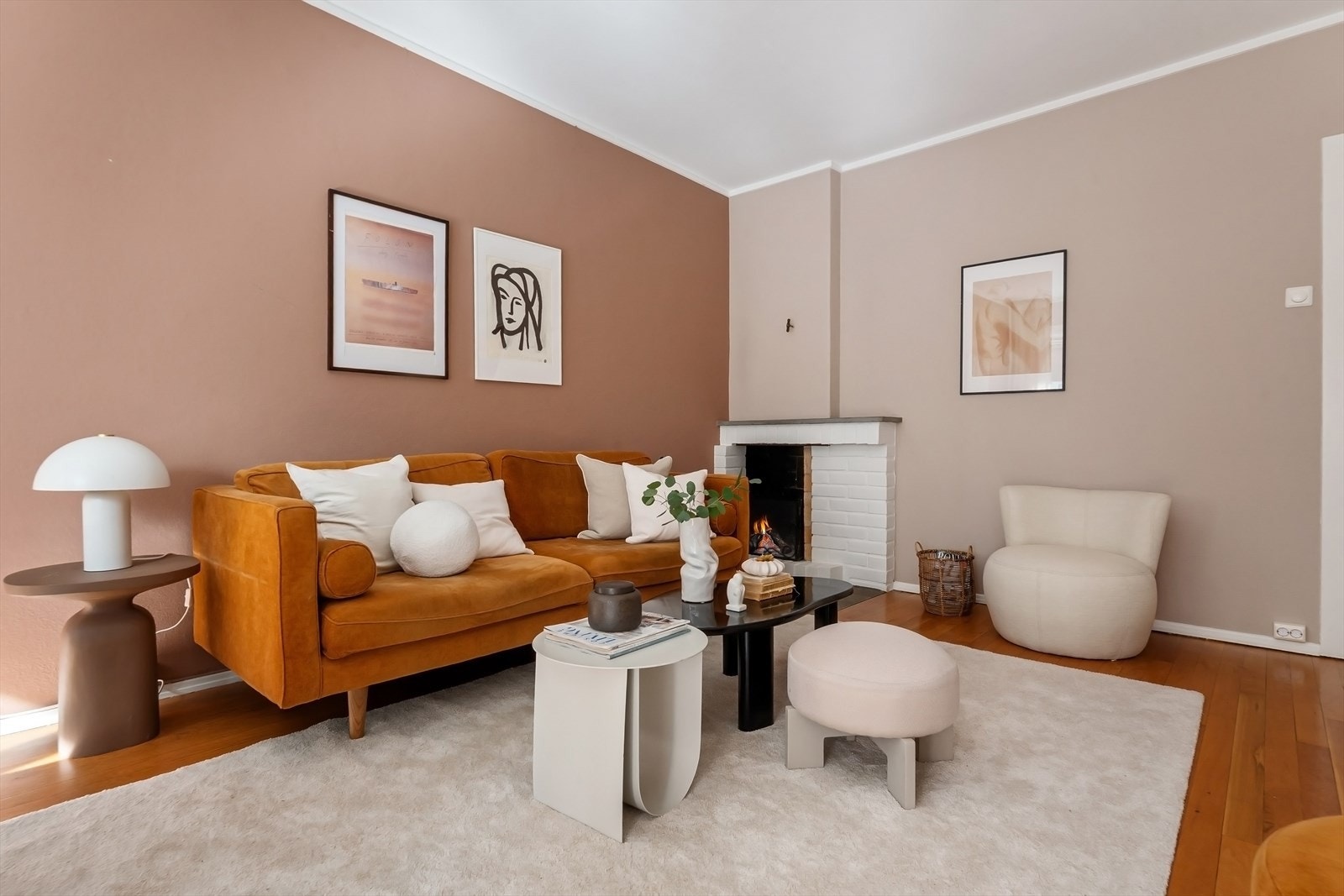 Stuen er av god størrelse og har plass til sofaløsning med tilhørende møblement Galleribilde