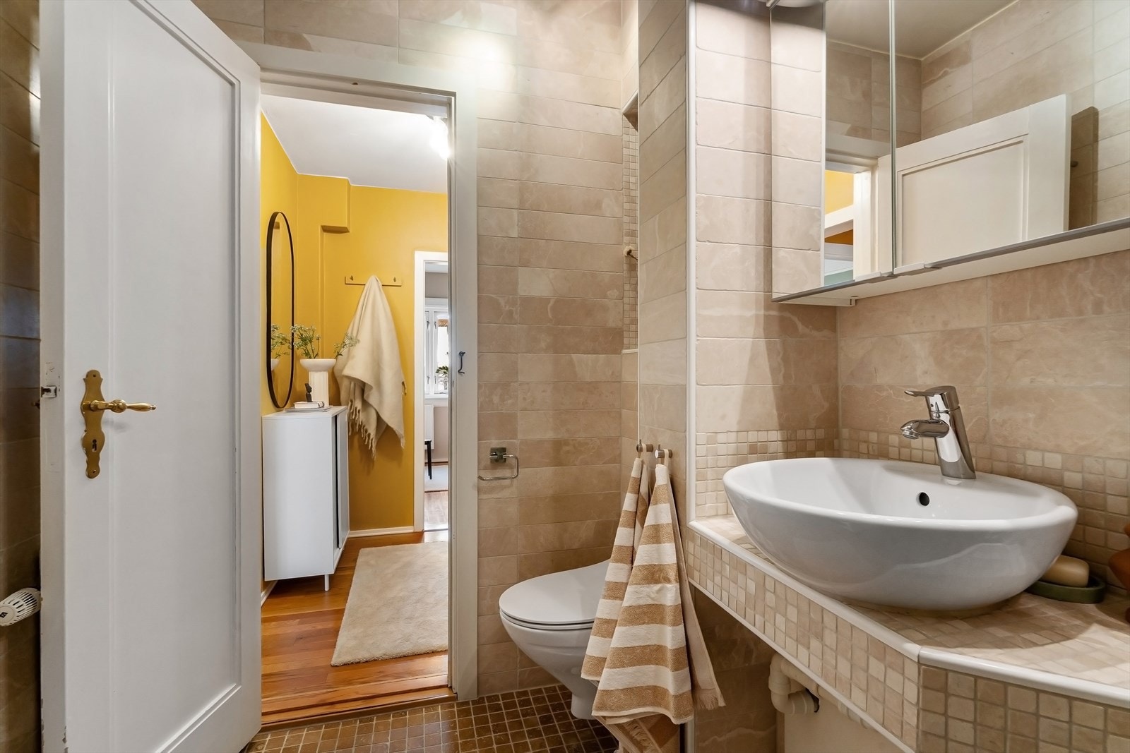 Helfliset baderom fra 2010 med varme i gulv Galleribilde