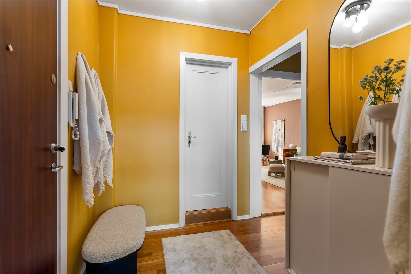 Boligen disponerer en ekstern bod i kjeller på ca. 2 kvm. I tillegg er det en skapbod i kjeller på ca. 0,5 kvm Galleribilde