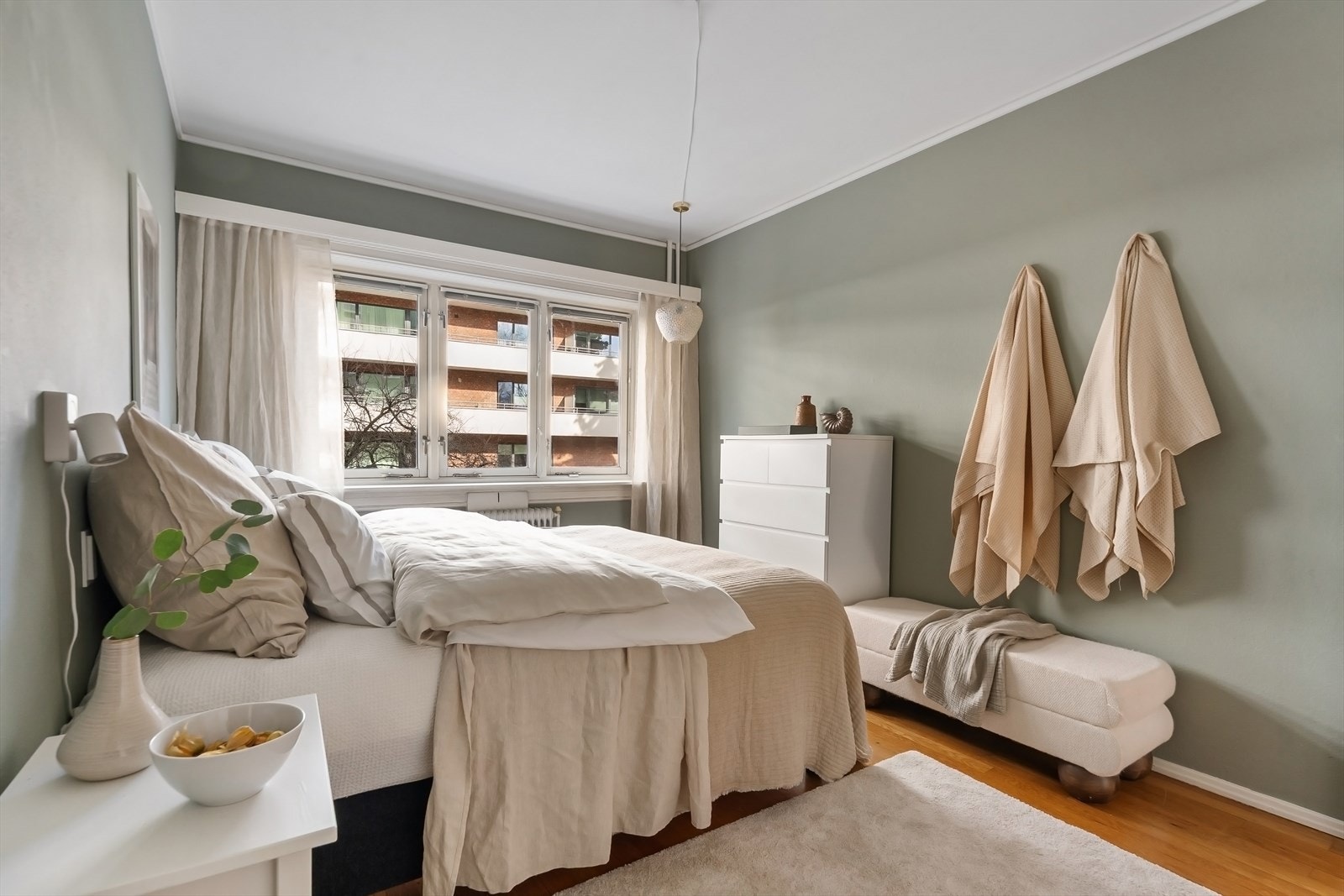 Soverommet er malt i en lys og pen fargetone Galleribilde