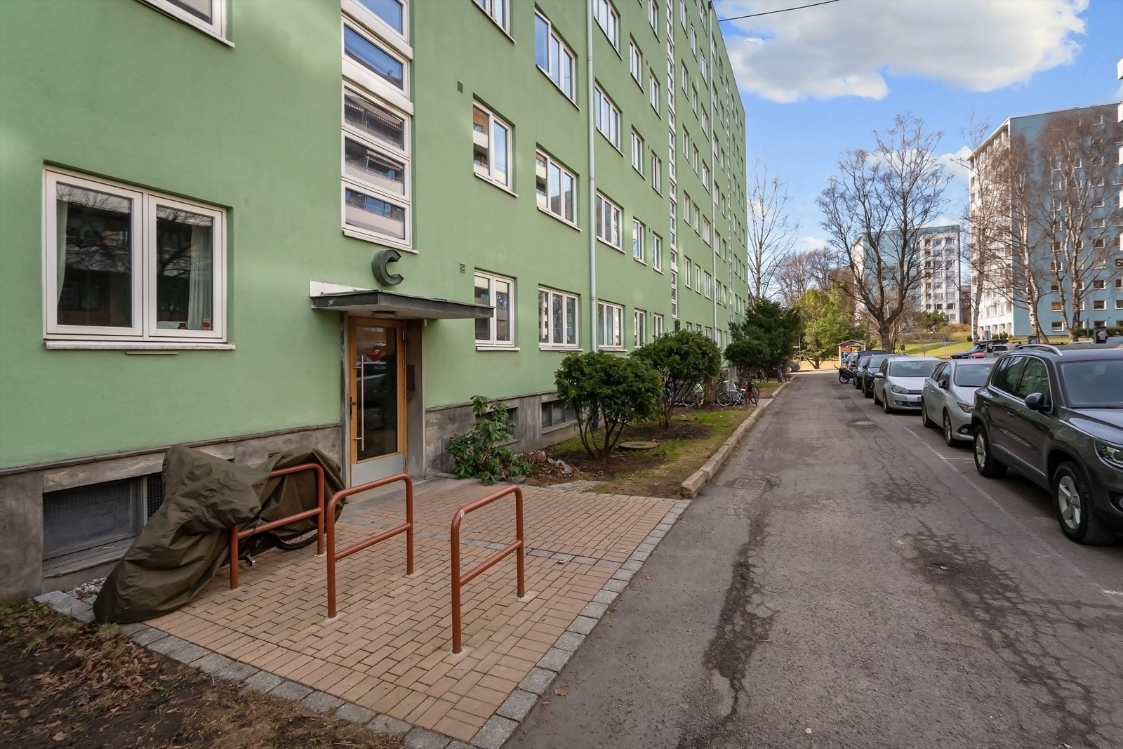 Nyoppusset sykkelparkering ved inngangspartiet Galleribilde