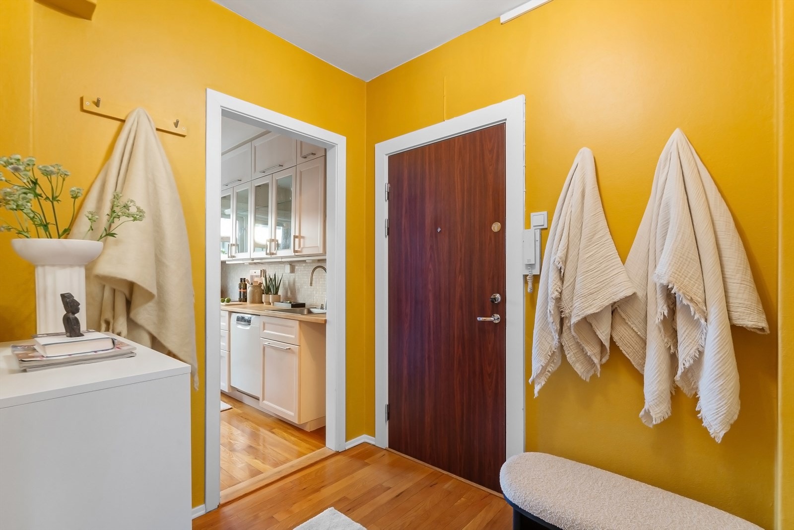 Entrè med adkomst til alle rommene i leiligheten Galleribilde