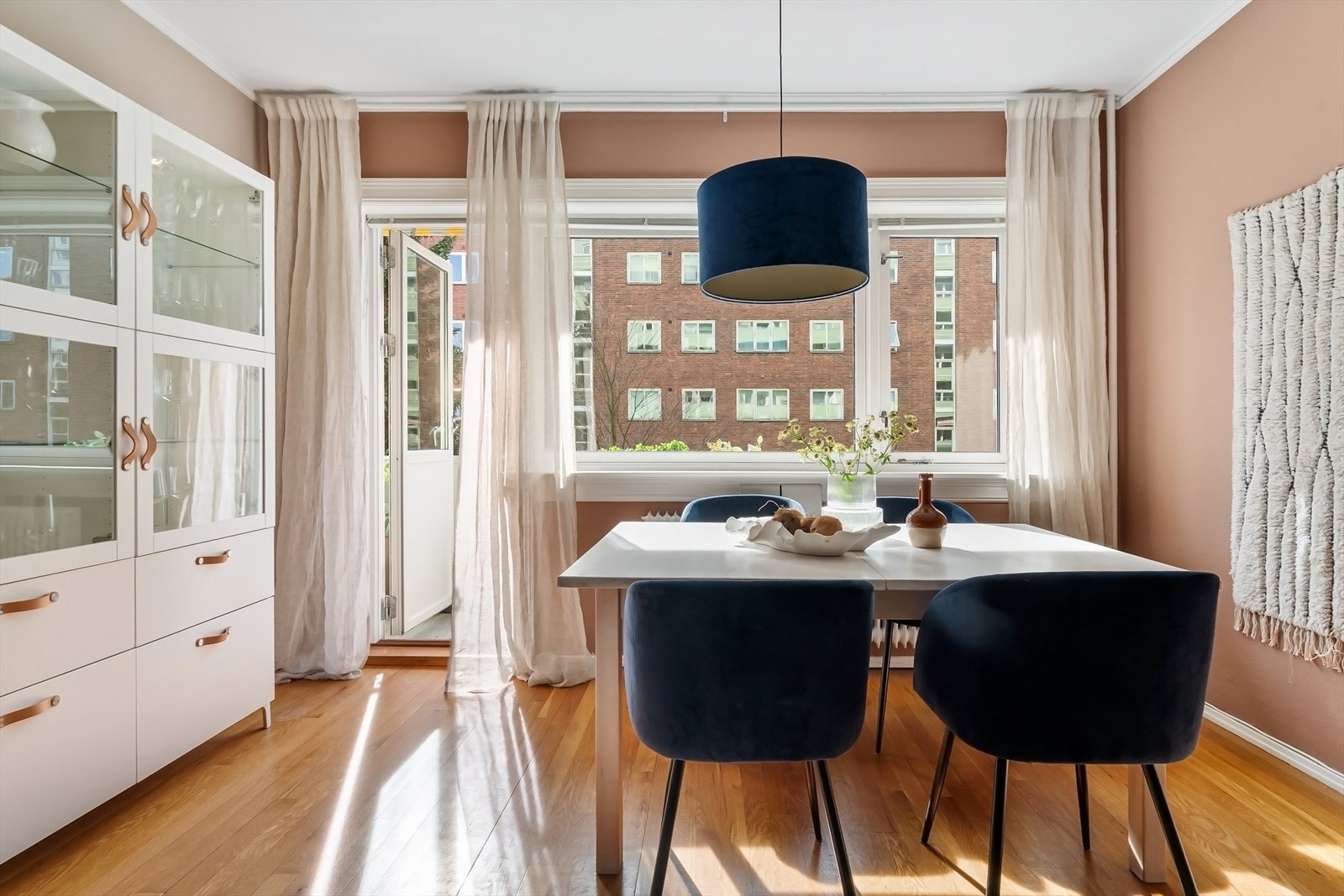 Leiligheten varmes opp via radiatorer tilknyttet fjernvarme som er inkludert i felleskostnadene Galleribilde