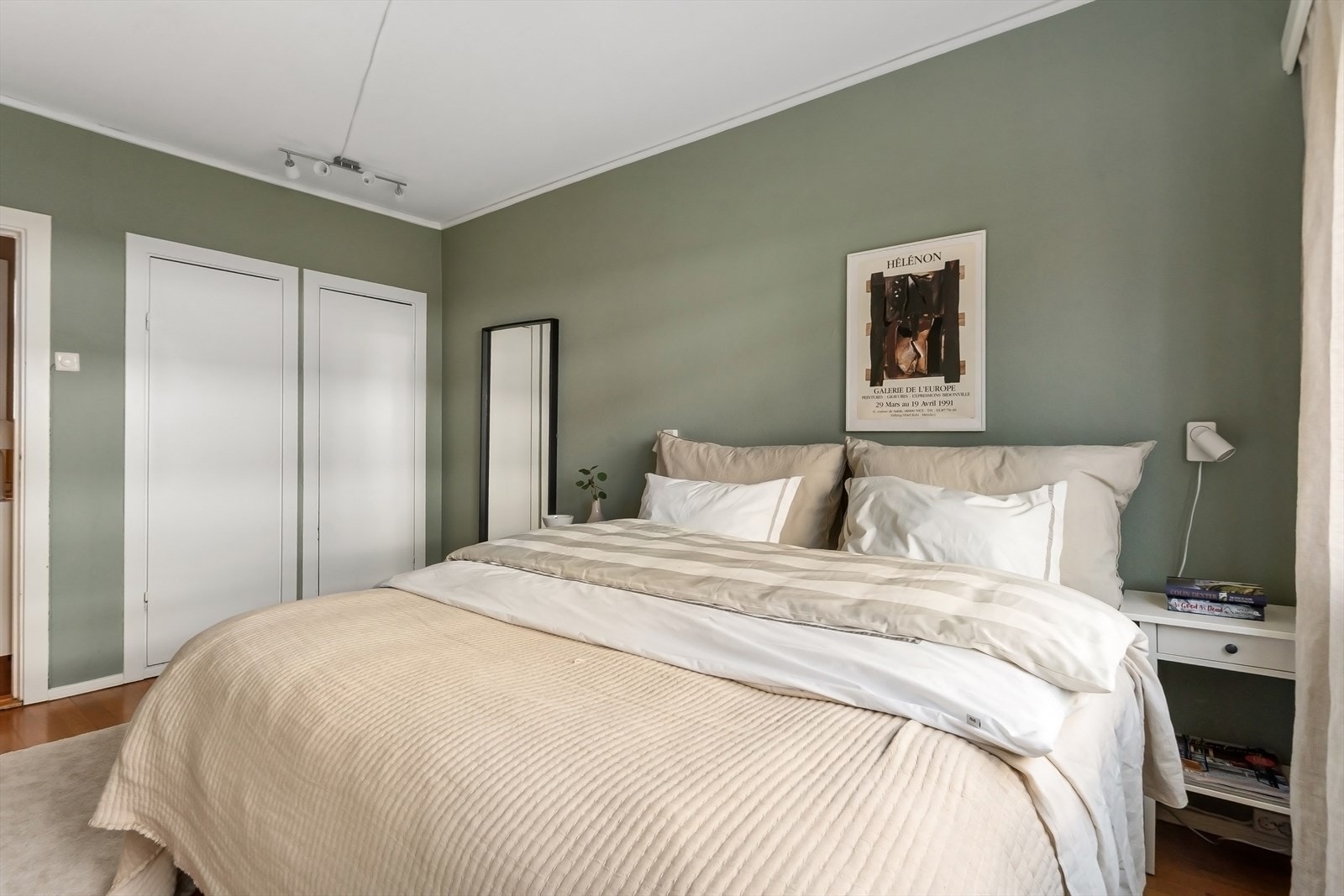 Innebygde skap med gode oppbevaringsmuligheter Galleribilde