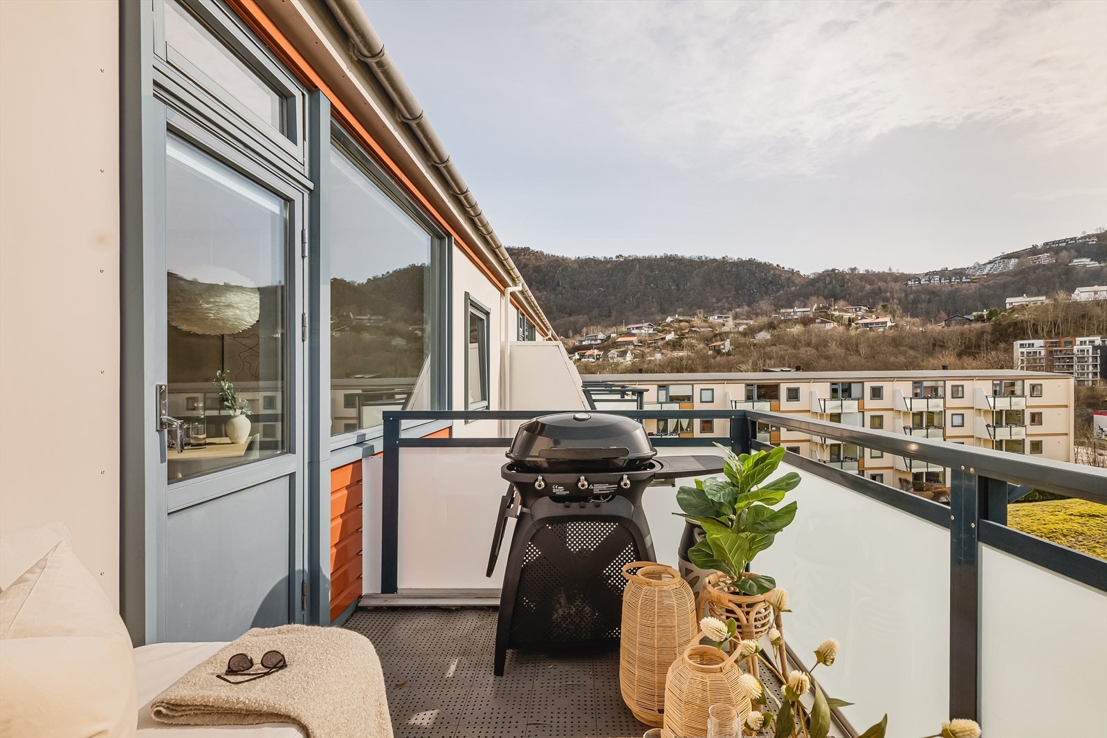 Det er også fin utsikt fra denne siden mot bl.a. Nattlandsfjellet Galleribilde