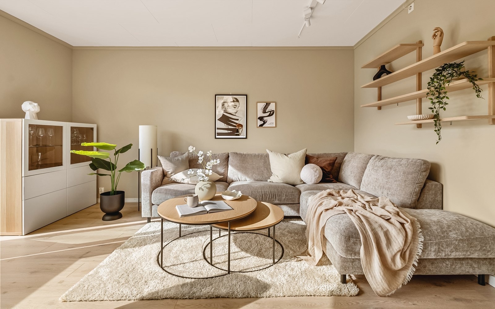 Her er plass til stor sofagruppe og spiseavdeling Galleribilde